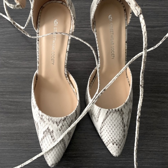 Size 6 heels - Picture 2 of 4